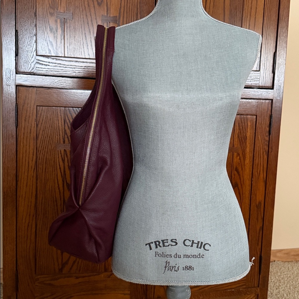 Beautiful Vince Camuto Leather Hobo slouchy Bag with Chain Detail - Picture 12 of 12